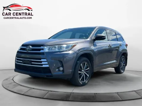 Red 2018 Toyota Highlander SE Sport Utility 4D for sale in Wallingford, CT