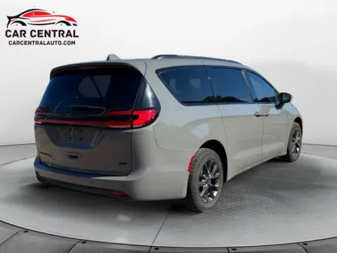 More photos of 2021 Chrysler Pacifica Touring L at Car Central Wallingford, CT