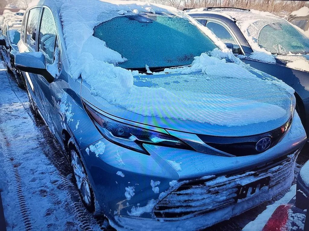 Silver 2022 Toyota Sienna Platinum for sale in Milford, CT