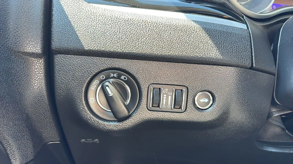 2023 Chrysler 300 Touring - Photo 25