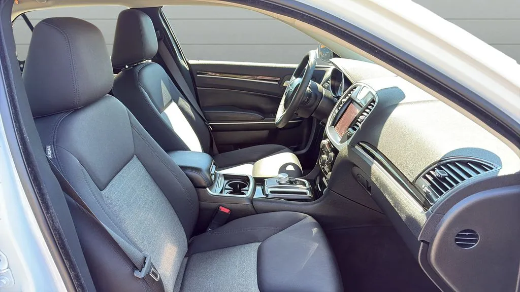 2023 Chrysler 300 Touring - Photo 19
