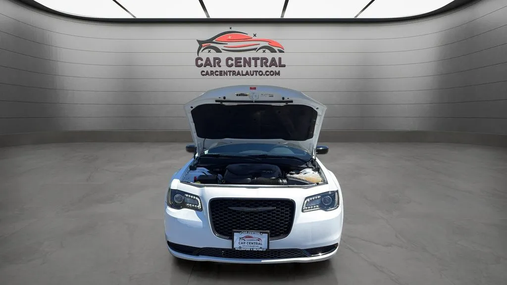 2023 Chrysler 300 Touring - Photo 9