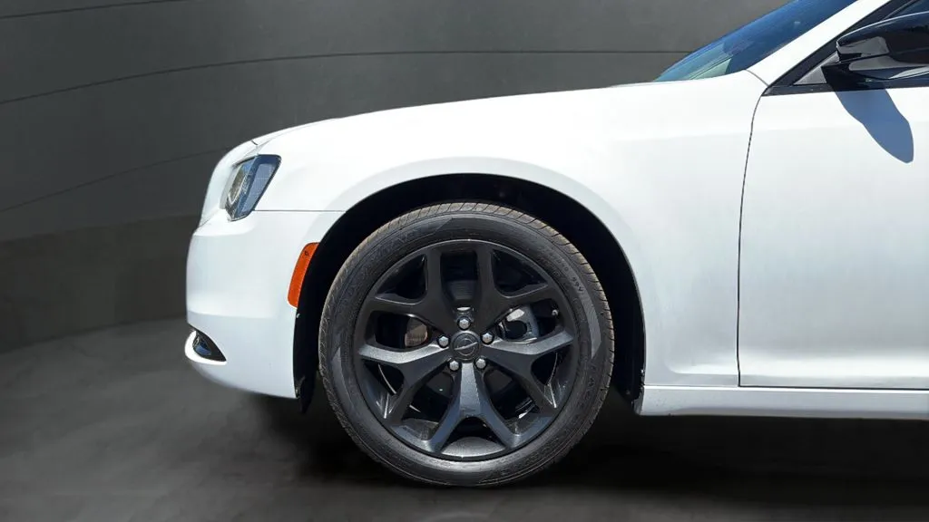 2023 Chrysler 300 Touring - Photo 30