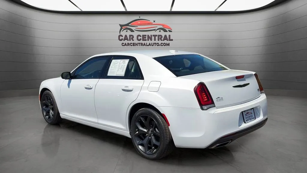 2023 Chrysler 300 Touring - Photo 3