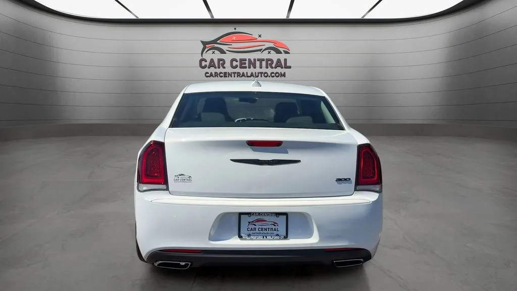 2023 Chrysler 300 Touring - Photo 4