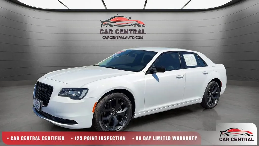 2023 Chrysler 300 Touring's photo