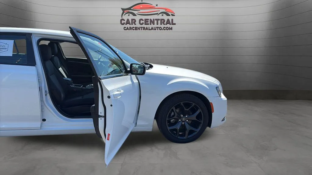 2023 Chrysler 300 Touring - Photo 28