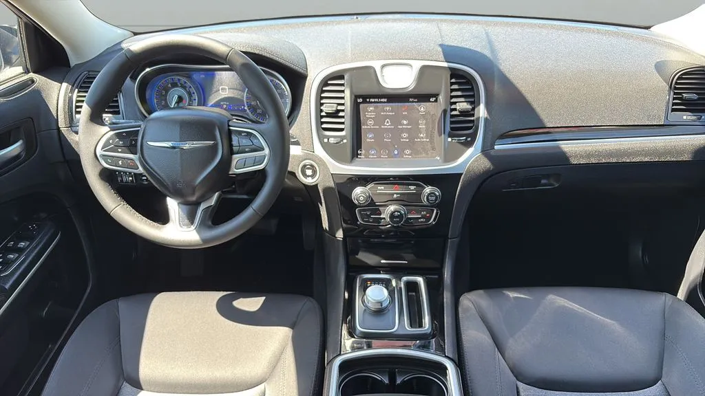 2023 Chrysler 300 Touring - Photo 17