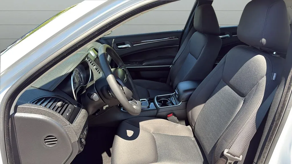 2023 Chrysler 300 Touring - Photo 10