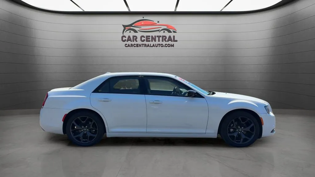 2023 Chrysler 300 Touring - Photo 6