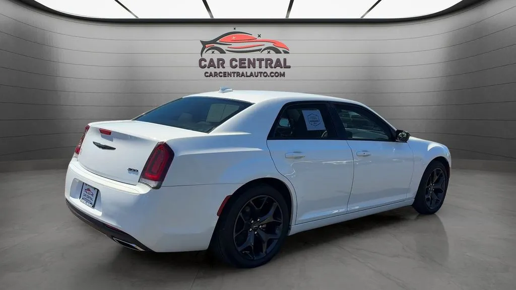 2023 Chrysler 300 Touring - Photo 5