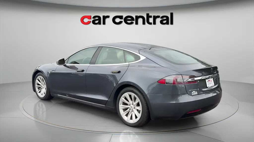 More photos of 2016 Tesla Model S 90D at Car Central Milford, CT