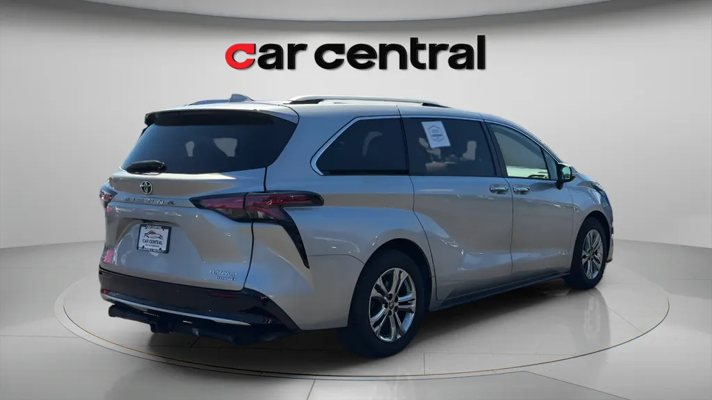 More photos of 2022 Toyota Sienna Platinum at Car Central Milford, CT