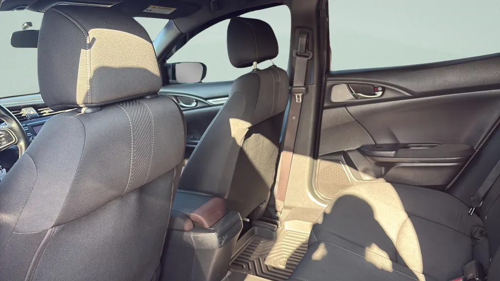 2018 Honda Civic Hatchback Sport - Photo 18