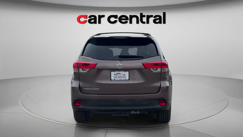 More photos of 2019 Toyota Highlander LE at Car Central Milford, CT