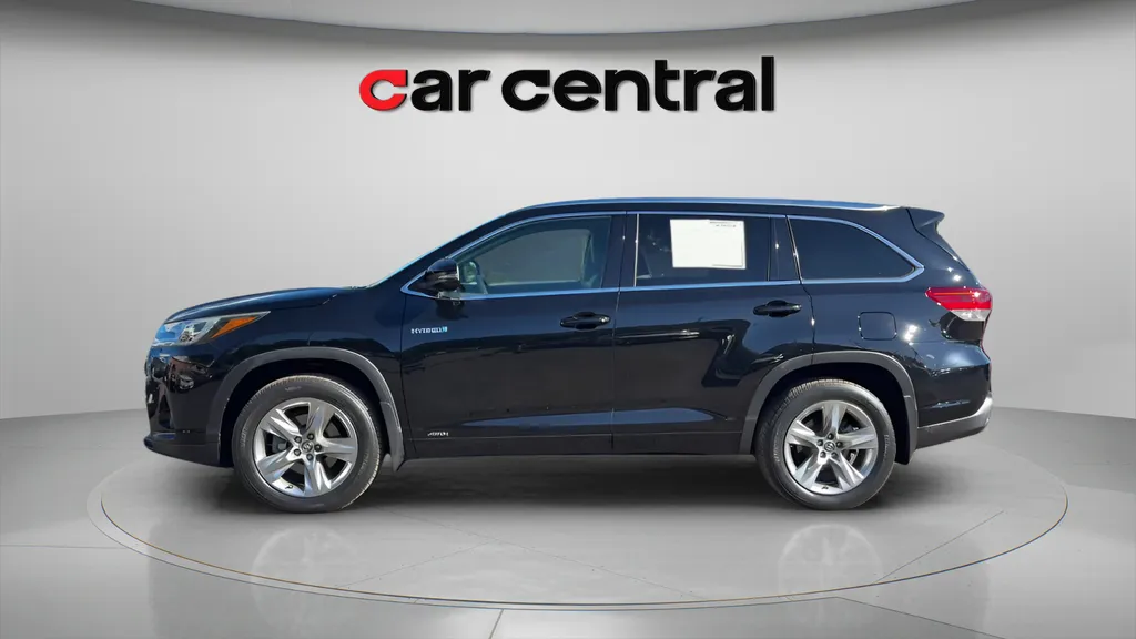 Another view of 2019 Toyota Highlander Hybrid Limited for sale in Milford, CT at Car Central Milford