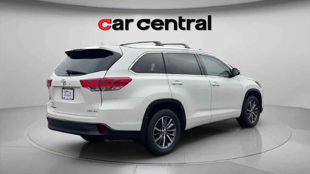 More photos of 2017 Toyota Highlander XLE at Car Central Milford, CT