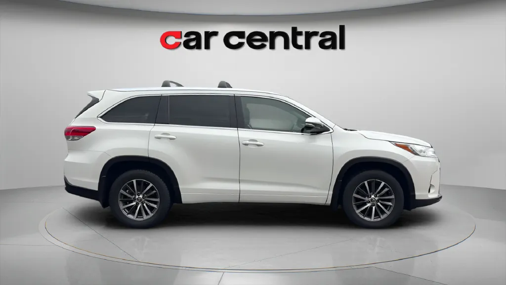 More photos of 2017 Toyota Highlander XLE at Car Central Milford, CT