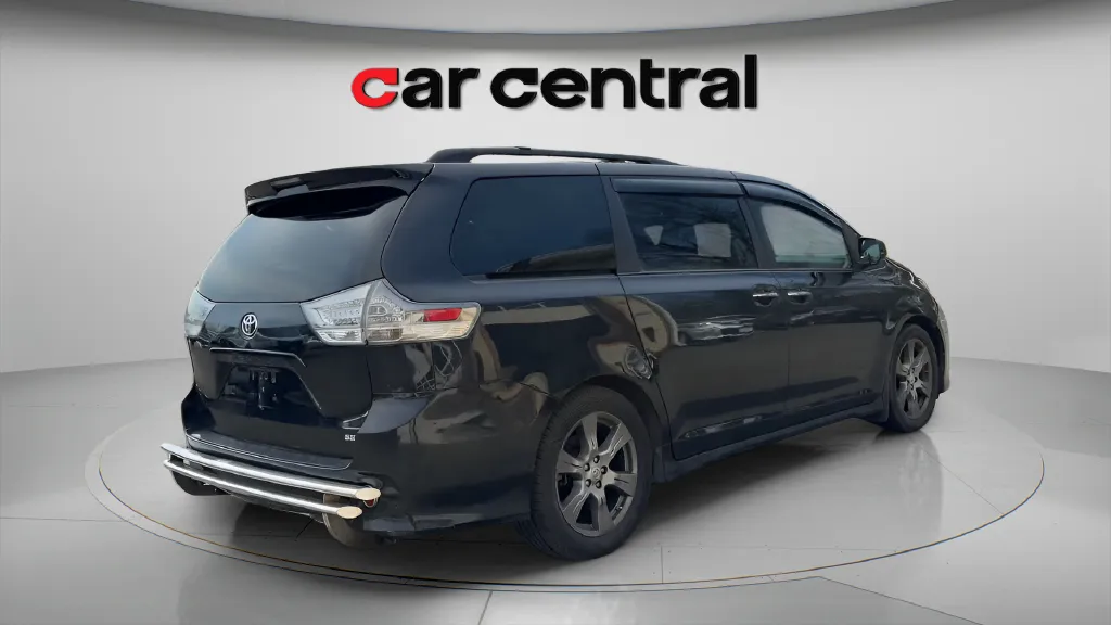 More photos of 2017 Toyota Sienna SE Premium at Car Central Milford, CT
