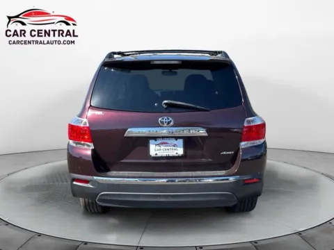 More photos of 2013 Toyota Highlander SE at Car Central Milford, CT
