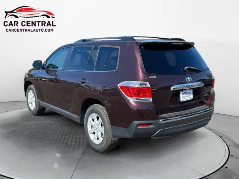 Another view of 2013 Toyota Highlander SE for sale in Milford, CT at Car Central Milford