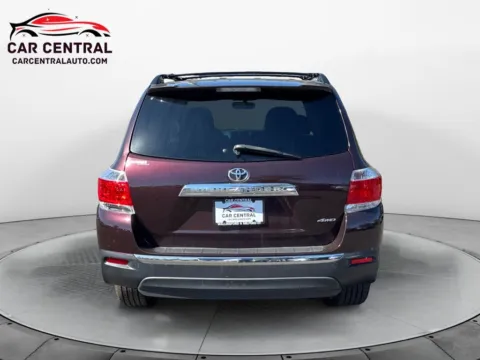 More photos of 2013 Toyota Highlander SE at Car Central Milford, CT