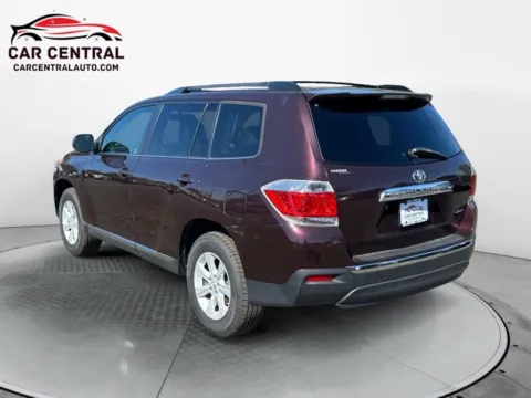 Another view of 2013 Toyota Highlander SE for sale in Milford, CT at Car Central Milford