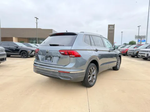 More photos of 2022 Volkswagen Tiguan SE at Dallas Direct Auto, TX