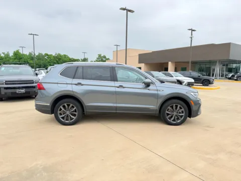 More photos of 2022 Volkswagen Tiguan SE at Dallas Direct Auto, TX