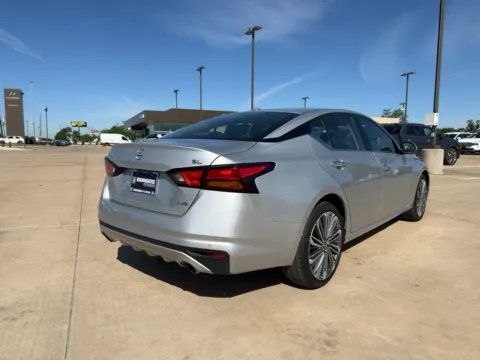 More photos of 2023 Nissan Altima 2.5 SL at Dallas Direct Auto, TX