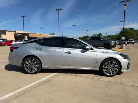 More photos of 2023 Nissan Altima 2.5 SL at Dallas Direct Auto, TX