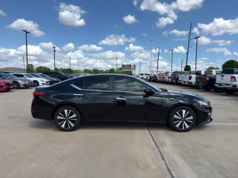 More photos of 2021 Nissan Altima 2.5 SV at Dallas Direct Auto, TX