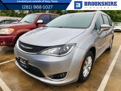 Silver 2018 Chrysler Pacifica Touring L for sale in Irving, TX