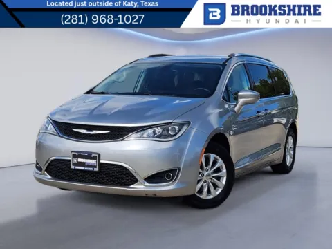 Silver 2018 Chrysler Pacifica Touring L for sale in Irving, TX