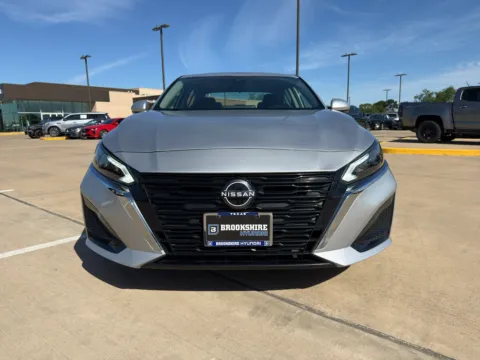 Photos of 2023 Nissan Altima 2.5 SL for sale in Irving, TX at Dallas Direct Auto