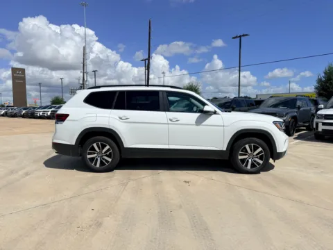 More photos of 2022 Volkswagen Atlas 2.0T SE at Dallas Direct Auto, TX