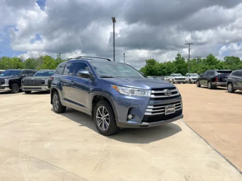 Another view of 2019 Toyota Highlander XLE for sale in Irving, TX at Dallas Direct Auto