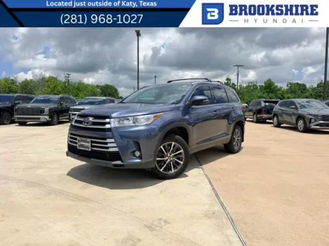 Blue 2019 Toyota Highlander XLE for sale in Irving, TX