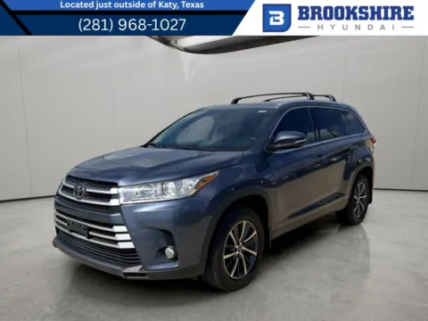 Blue 2019 Toyota Highlander XLE for sale in Irving, TX