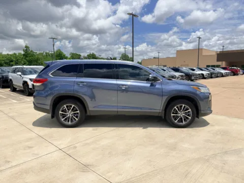 More photos of 2019 Toyota Highlander XLE at Dallas Direct Auto, TX