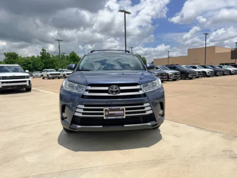 Photos of 2019 Toyota Highlander XLE for sale in Irving, TX at Dallas Direct Auto