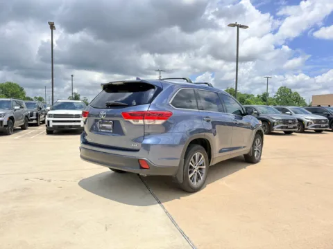More photos of 2019 Toyota Highlander XLE at Dallas Direct Auto, TX