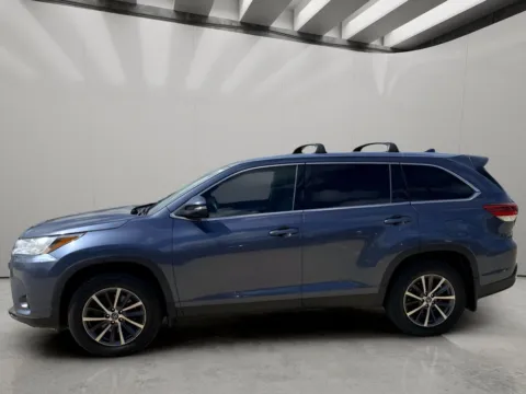 Photos of 2019 Toyota Highlander XLE for sale in Irving, TX at Dallas Direct Auto
