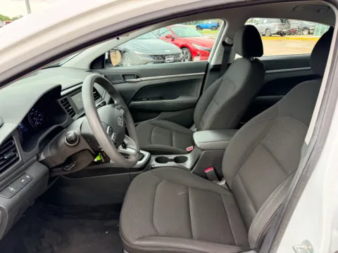 More photos of 2020 Hyundai Elantra SE at Dallas Direct Auto, TX