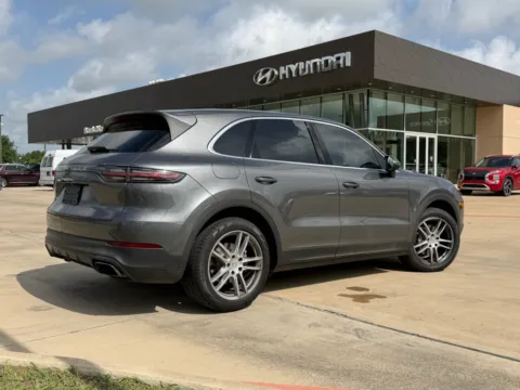 More photos of 2019 Porsche Cayenne at Dallas Direct Auto, TX