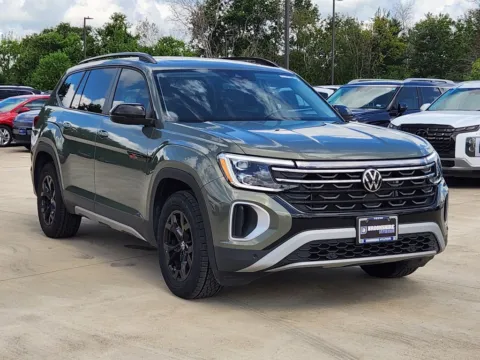 Another view of 2024 Volkswagen Atlas 2.0T Peak Edition SE w/Technology for sale in Irving, TX at Dallas Direct Auto