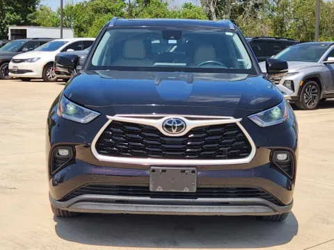 Photos of 2021 Toyota Highlander XLE for sale in Irving, TX at Dallas Direct Auto
