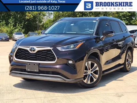 Brown 2021 Toyota Highlander XLE for sale in Irving, TX