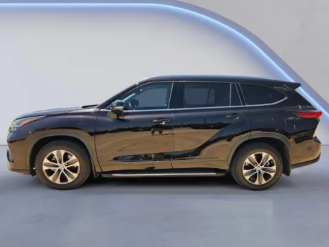 More photos of 2021 Toyota Highlander XLE at Dallas Direct Auto, TX