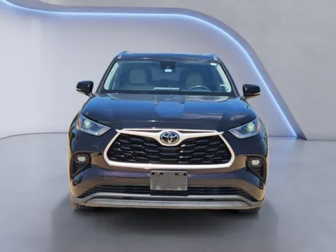 Photos of 2021 Toyota Highlander XLE for sale in Irving, TX at Dallas Direct Auto